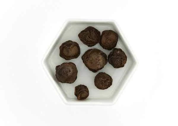 What can be added to dried plums to treat intestinal polyps?