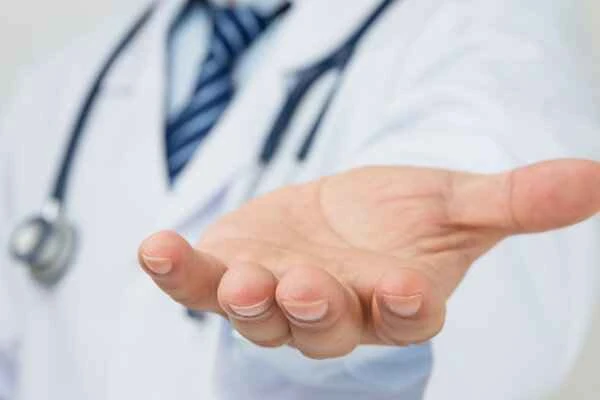 Does someone with intestinal obstruction need to eat? What should they eat?